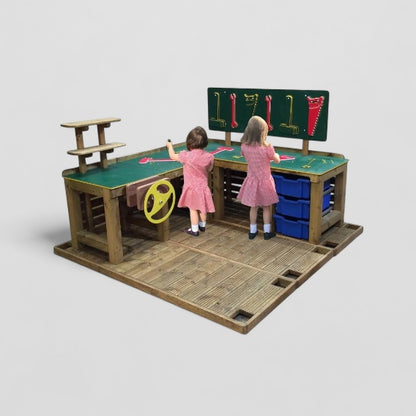 Outdoor role play builders' station