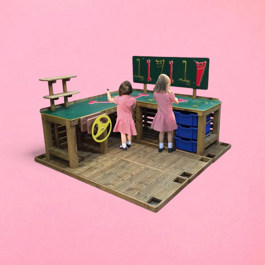 Outdoor role play builders' station